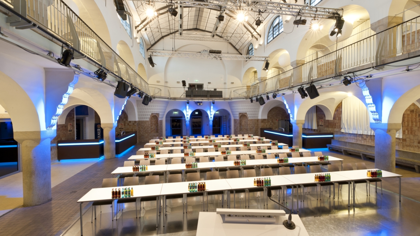 Volksbad, Parlamentarische Bestuhlung Parlamentarische Betsuhlung in der Badehalle, für einen Kongress