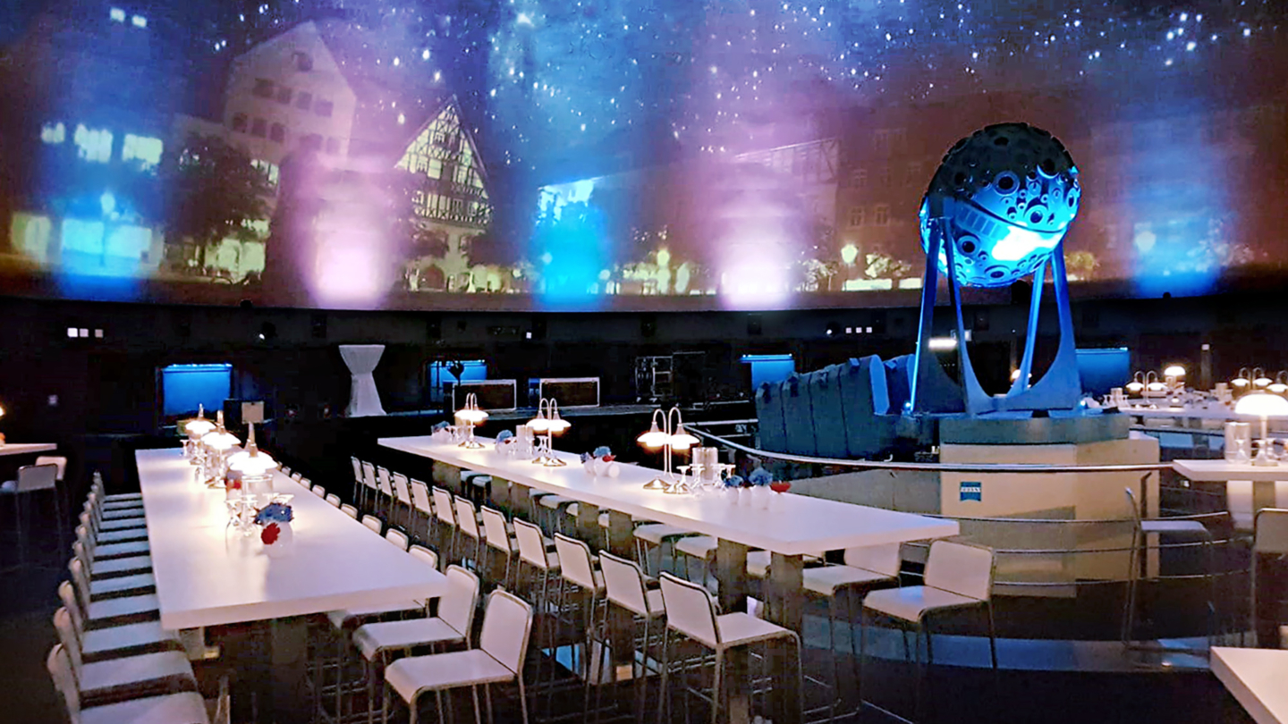 Zeiss Planetarium Jena, Kuppel mit Barhockerbestuhlung © Zeiss-Planetarium, Foto: W. Don Eck. Barhockerbestuhlung unter eindrucksvollem Himmelgewölbe im Zeiss-Planetarium Jena © Zeiss-Planetarium, Foto: W. Don Eck.