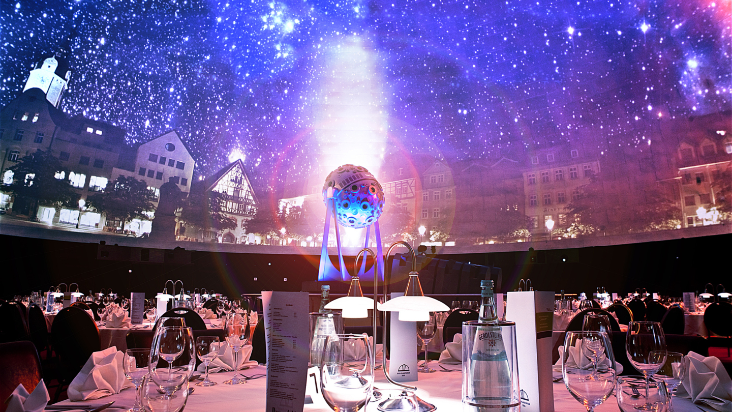 Festliches Dinner unter der sternenerleuchteten Kuppel mit Carl Zeiss Projektor im Hintergrund © Zeiss-Planetarium, Foto: W. Don Eck.