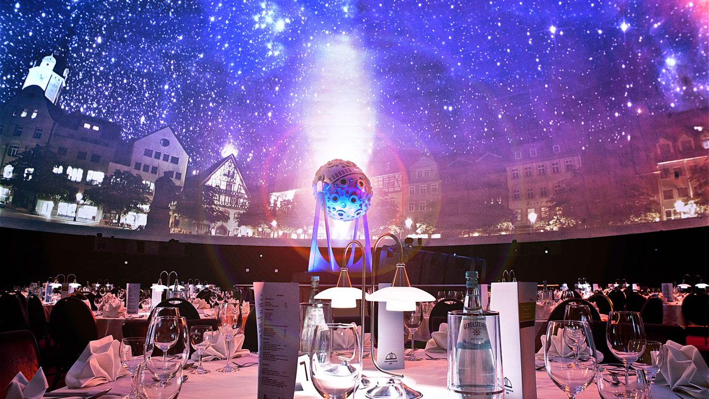 Dinner unter den Sternen im Zeiss Planetarium Jena © Zeiss-Planetarium, Foto: W. Don Eck. Festliches Dinner unter der sternenerleuchteten Kuppel mit Carl Zeiss Projektor im Hintergrund © Zeiss-Planetarium, Foto: W. Don Eck.