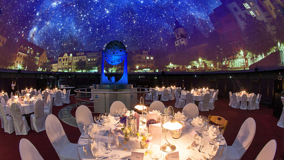 © Zeiss-Planetarium, Foto: W. Don Eck. Runde Bankettbestuhlung unter dem Sternenhimmel des Planetariums Jena © Zeiss-Planetarium, Foto: W. Don Eck.