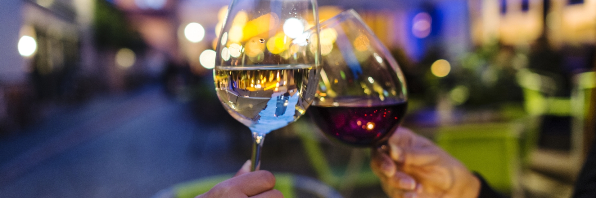 Zwei Weingläser mit Wagnergasse im Hintergrund - Abendprogramme in Jena © JenaKultur, Foto: Andreas Hub
