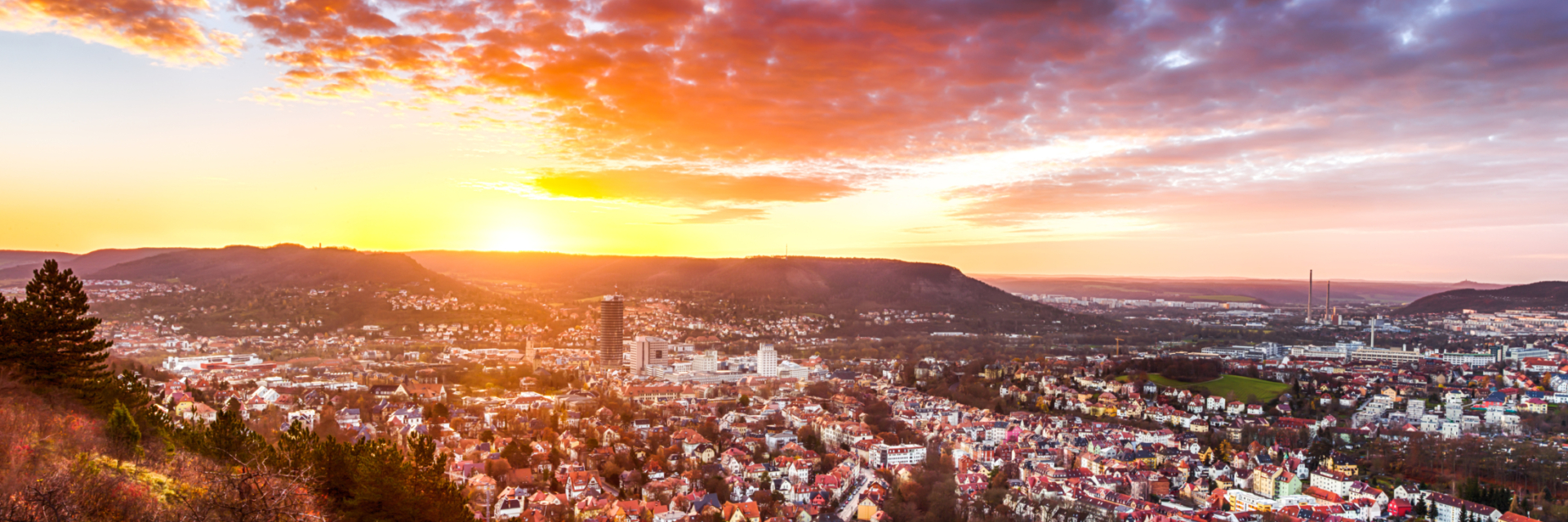 Kongress-Standort Jena - Blick über Jena auf die Kernberge bei Sonnenaufgang