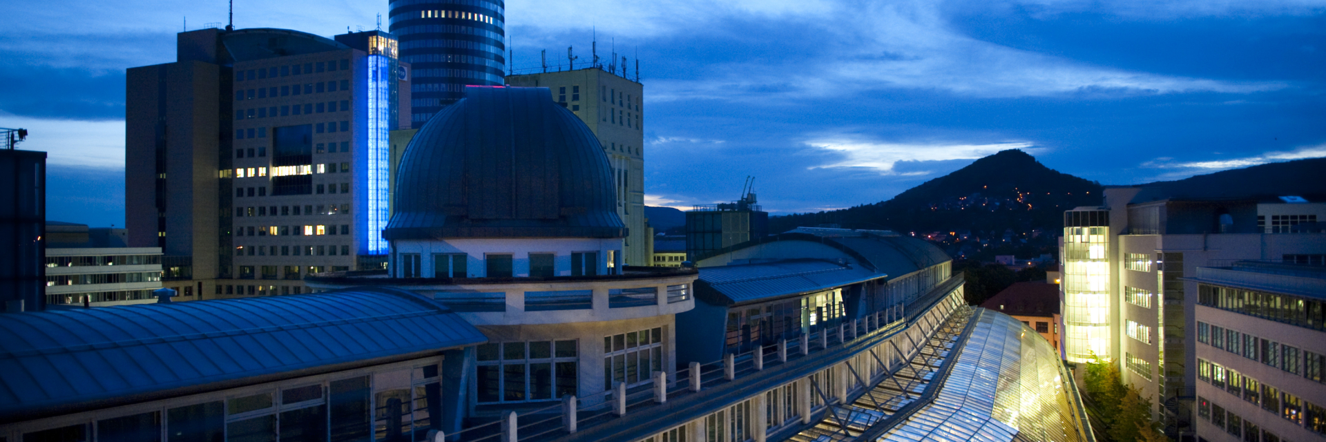 Glasdach der Goethe Galerie bei Nacht und JenTower als Tagungshotel im Hintergrund © JenaKultur, Foto: Andreas Hub