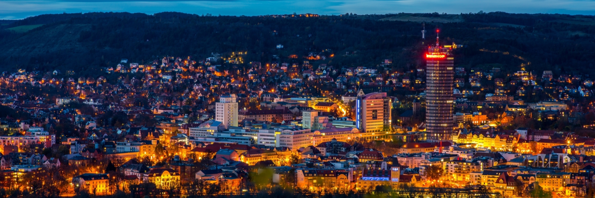 Einblick-Ausblick-Lichtblick: Blaue Stunde über der Innenstadt Jenas © JenaKultur, Foto: Christian Häcker