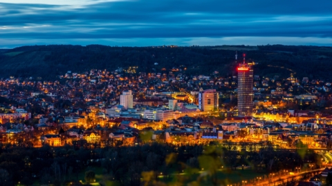 Einblick-Ausblick-Lichtblick: Blaue Stunde über der Innenstadt Jenas © JenaKultur, Foto: Christian Häcker
