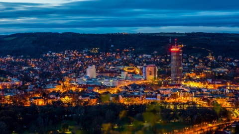 Blaue Stunde über der Innenstadt Jenas © JenaKultur, Foto: Christian Häcker Einblick-Ausblick-Lichtblick: Blaue Stunde über der Innenstadt Jenas © JenaKultur, Foto: Christian Häcker