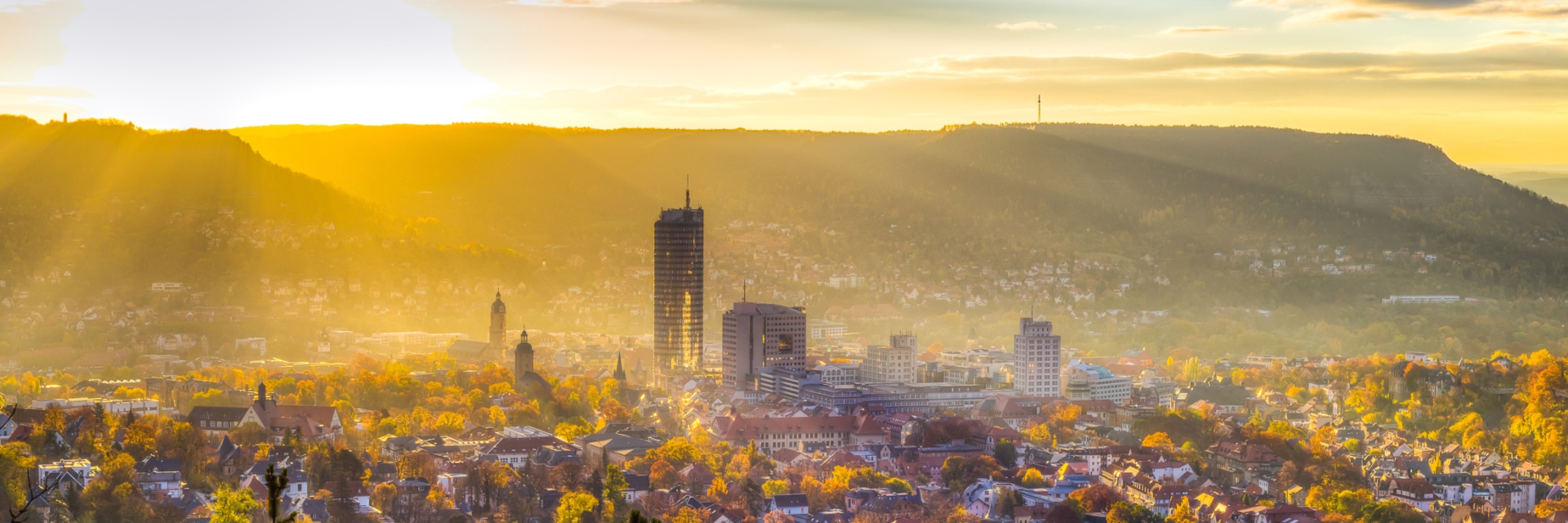 Sonnenstrahlen über der Stadt Jena am Morgen