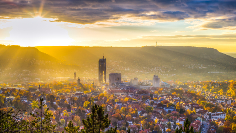 Sonnenstrahlen über der Stadt Jena am Morgen