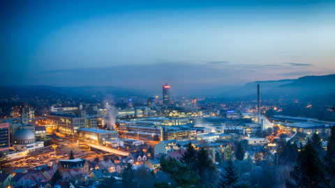 Stadtansicht vom Waldrand auf das beleuchtete Zeiss und Schott Gelände