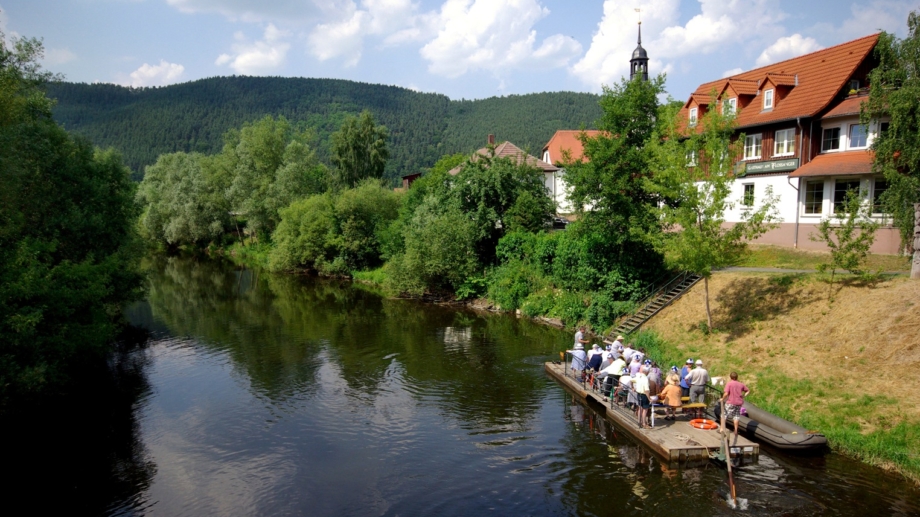 © Unifok Jena e.V., TTV, Foto: Günther Kühnl Gruppe beim Flößen auf der Saale im Thüringer Saaleland © Unifok Jena e.V., TTV, Foto: Günther Kühnl