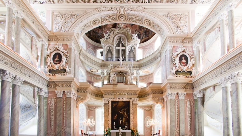 © TTV, Foto: Jens Hauspurg Marmorverkleideter Innenraum mit hohen Rängen und Orgel in der Schlosskirche Eisenberg © TTV, Foto: Jens Hauspurg