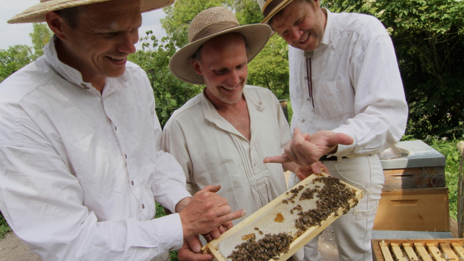 © Landratsamt Weimarer Land, Foto: Uwe Germar Drei Schlossimker überprüfen ihre Bienenkästen im Weimarer Land © Landratsamt Weimarer Land, Foto: Uwe Germar