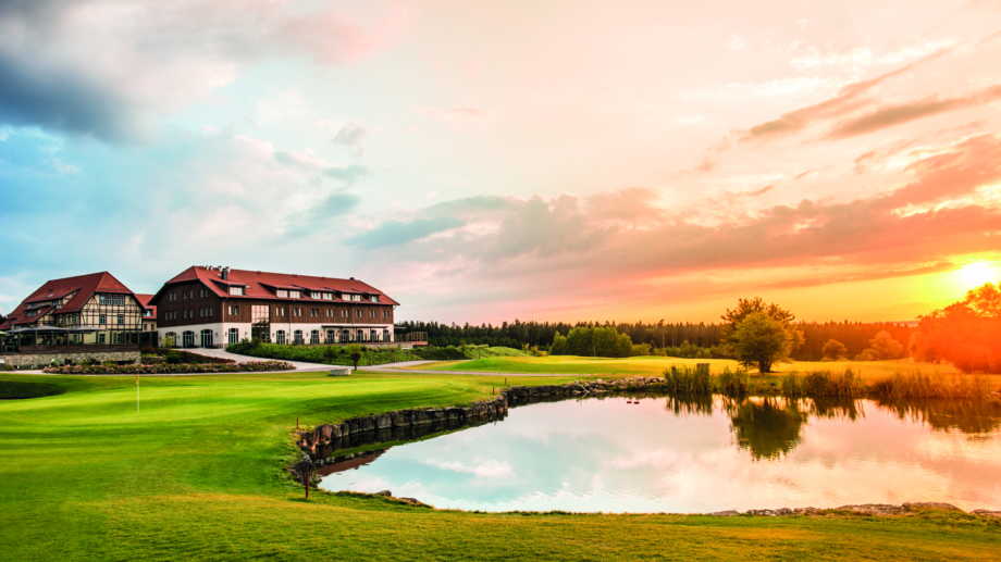 © Landratsamt Weimarer Land, Foto: Stefan von Stengel Spa und Golf Resort mit Grünfläche und Teich im Vordergrund © Landratsamt Weimarer Land, Foto: Stefan von Stengel Ausflüge in Weimarer Land