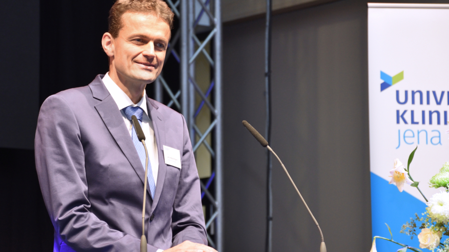 Vorstand PD Dr. Jens Maschmann bei der Übergabe des Klinikum-Neubaus © Universitätsklinikum Jena, Foto: Michael Szabó