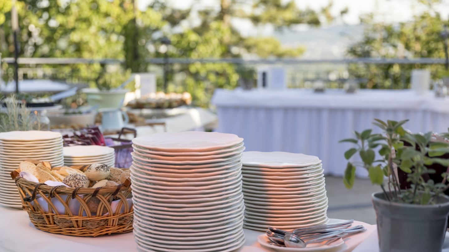 Gipfeltreffen im Landgrafen Jena: Buffettisch mit Geschirr, Besteck und Brötchenkorb © Landgrafen Restaurant, Foto: Jan Birkenbeil