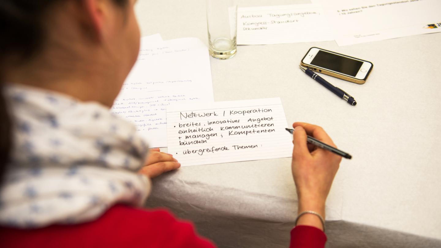Teilnehmerin notiert ihre Ideen auf einer Karteikarte © JenaKultur, Foto: Christoph Worsch