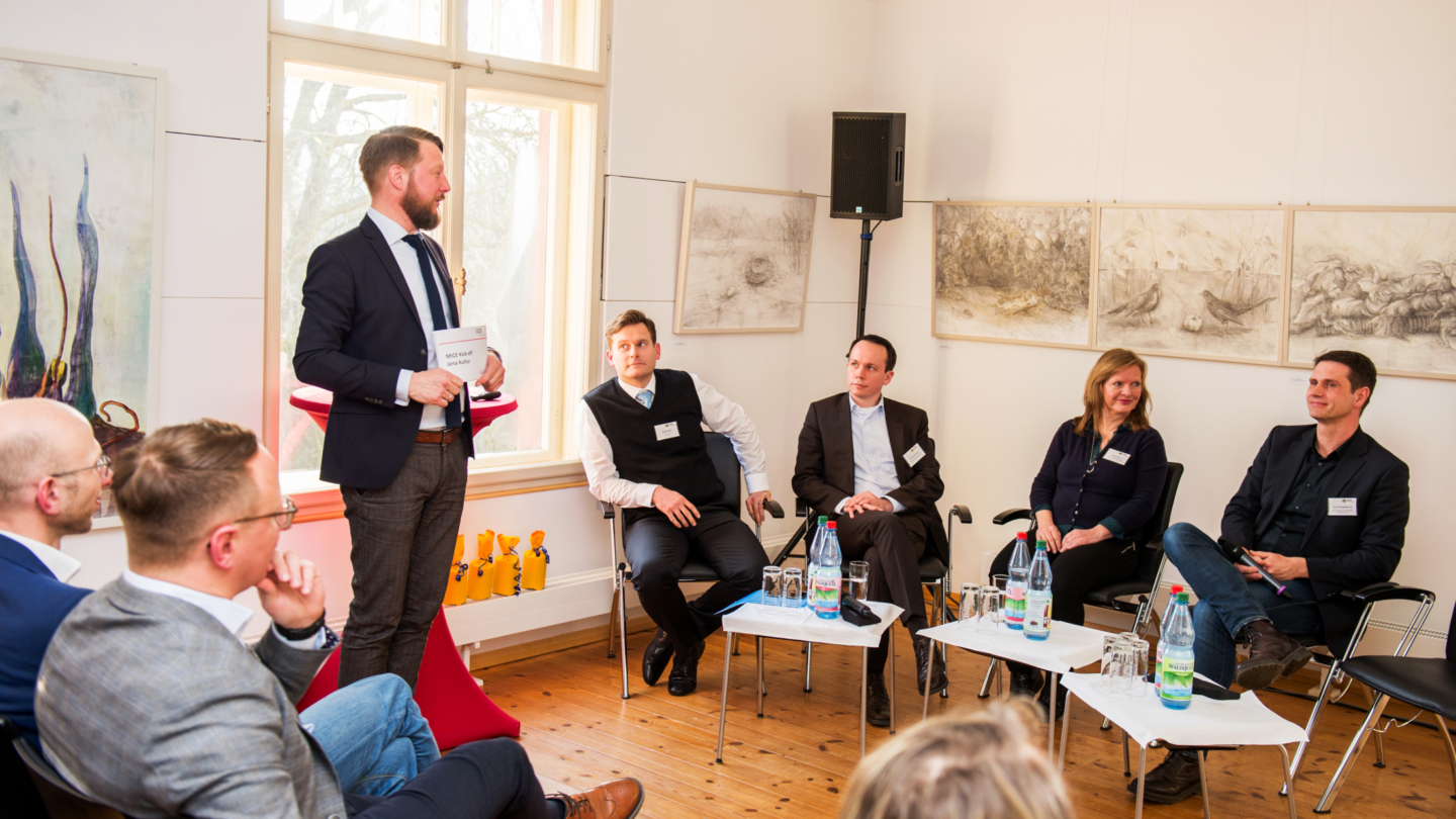 Matthias Schultze vom German Convention Bureau moderiert eine Podiumsdiskussion der Tagungsallianz Jena © JenaKultur, Foto: Christoph Worsch