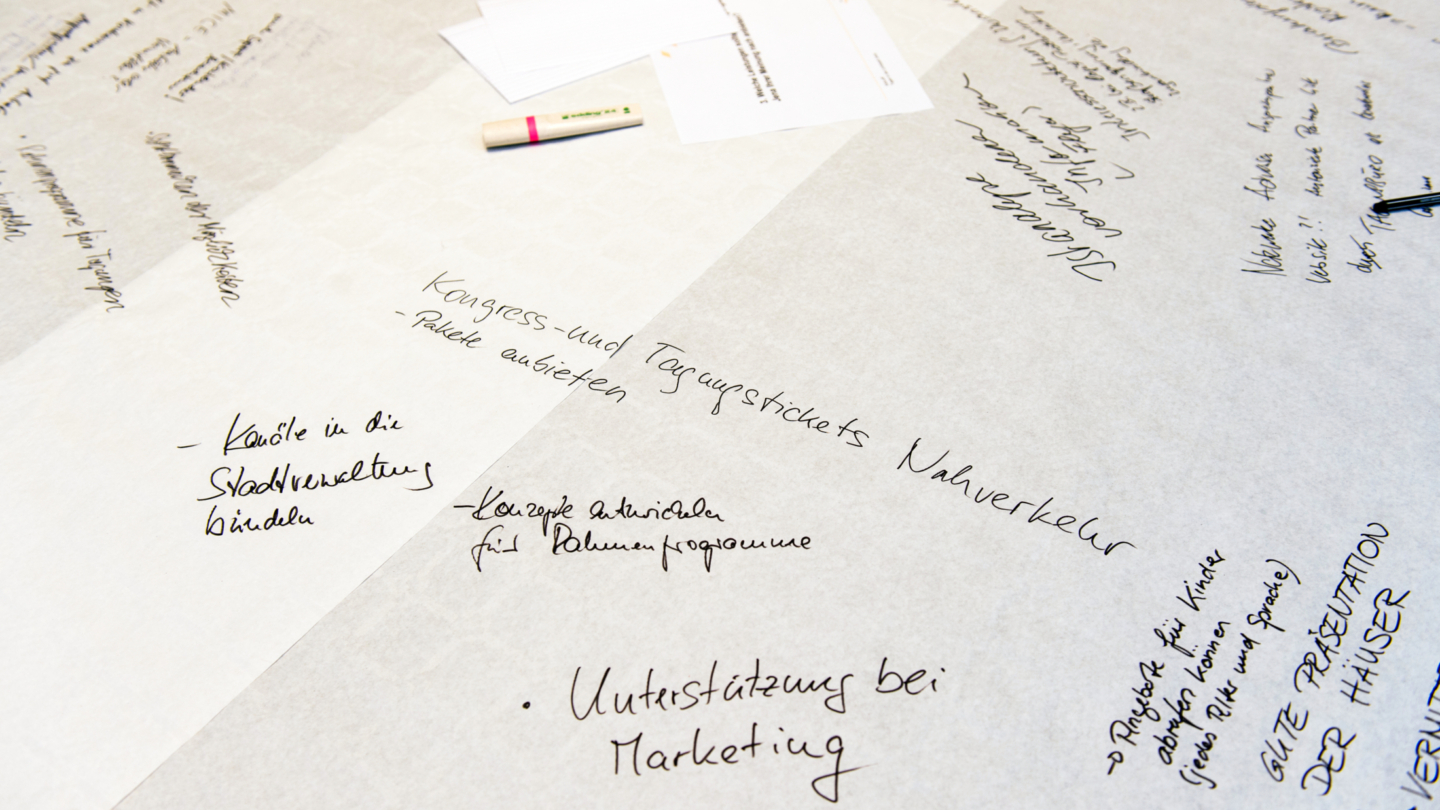 Ideen zur Workshopaufgabe auf Tischpapier notiert © JenaKultur, Foto: Christoph Worsch