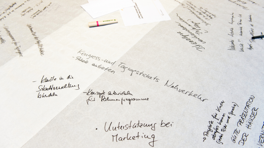 © JenaKultur, Foto: Christoph Worsch Ideen zur Workshopaufgabe auf Tischpapier notiert © JenaKultur, Foto: Christoph Worsch
