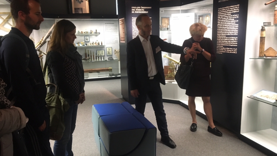 © JenaKultur, Foto: Jenny Marx Teilnehmer bei einer Führung durchs Museum © JenaKultur, Foto: Jenny Marx
