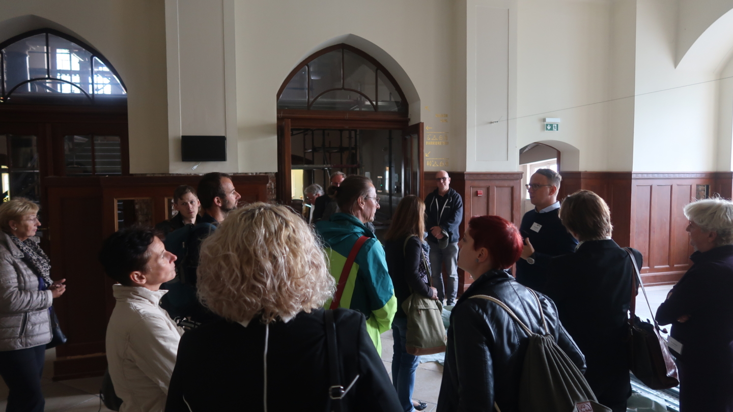 Teilnehmer der Tagungsallianz Jena bei einer Führung zum Sanierungsstand durch das Volkshaus © JenaKultur, Foto: Jenny Marx