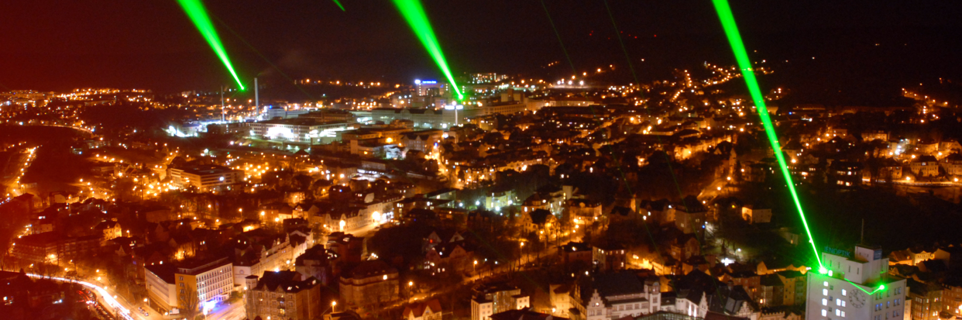 © JenaKultur, Foto: Tino Zippel Lichtblick: Grüne Jenoptik Laser über Jena bei Nacht © JenaKultur, Foto: Tino Zippel