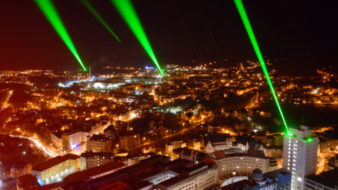 Lichtblick: Grüne Jenoptik Laser über Jena bei Nacht © JenaKultur, Foto: Tino Zippel