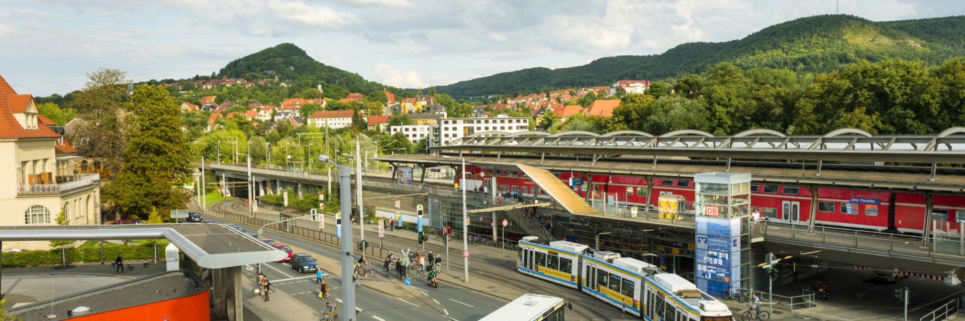 Blick auf Kreuzung vom Paradies- und Busbahnhof - Mit dem Veranstaltungsticket fährt es sich einfacher © JenaKultur, Foto: Andreas Hub