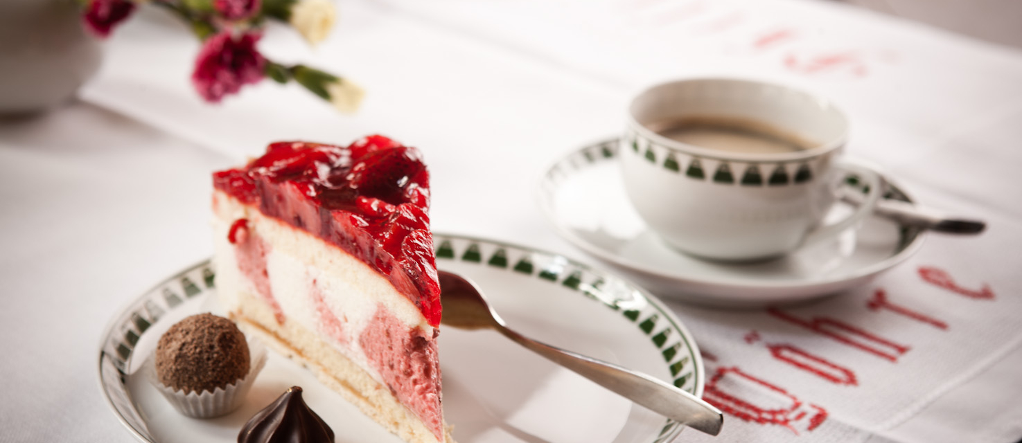 © JenaKultur, Foto: Jens Hauspurg Kaffee und Kuchen mit einem Tischgedeck von Henry van de Velde © JenaKultur, Foto: Jens Hauspurg