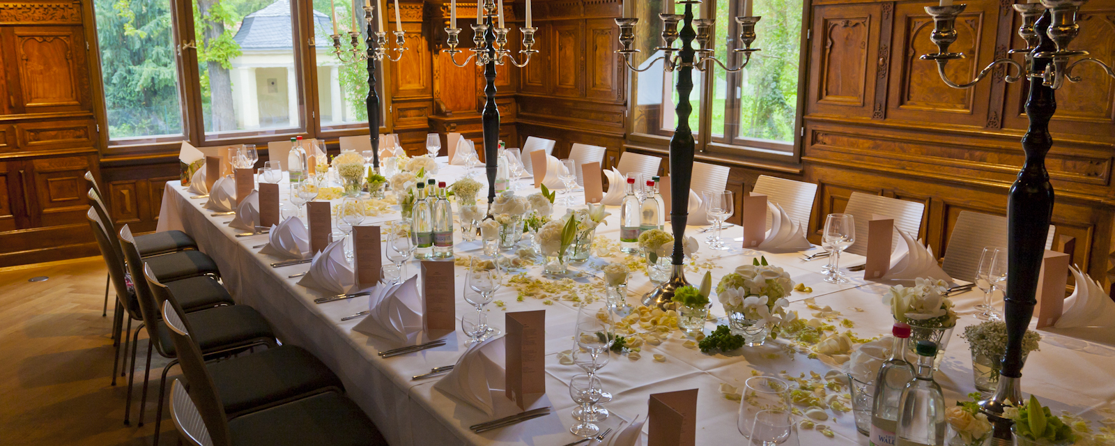 Salon der Villa Rosenthal mit festlich gedeckter Tafel. Service in Jena für Ihre Veranstaltung! © Feinkostwerk, Foto: Jan Birkenbeil