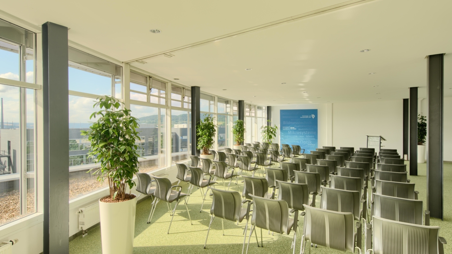 Konferenzraum 1 und 2 mit Reihenbestuhlung im TIP am Beutenberg Campus © TIP Jena GmbH, Foto: Tino Sieland