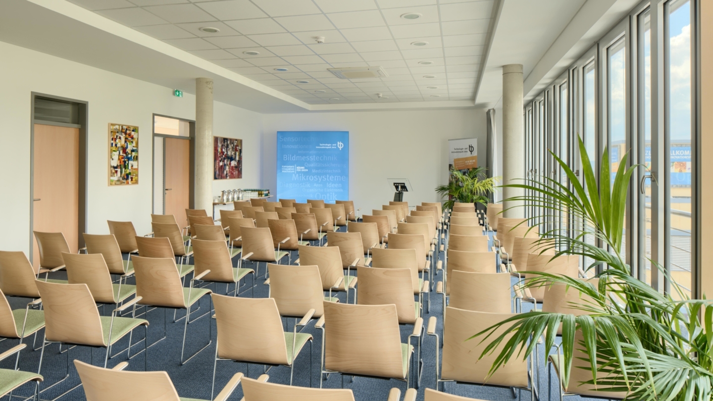 Konferenzraum 2 mit Reihenbestuhlung im TIP am EAH Campus © TIP Jena GmbH, Foto: Tino Sieland