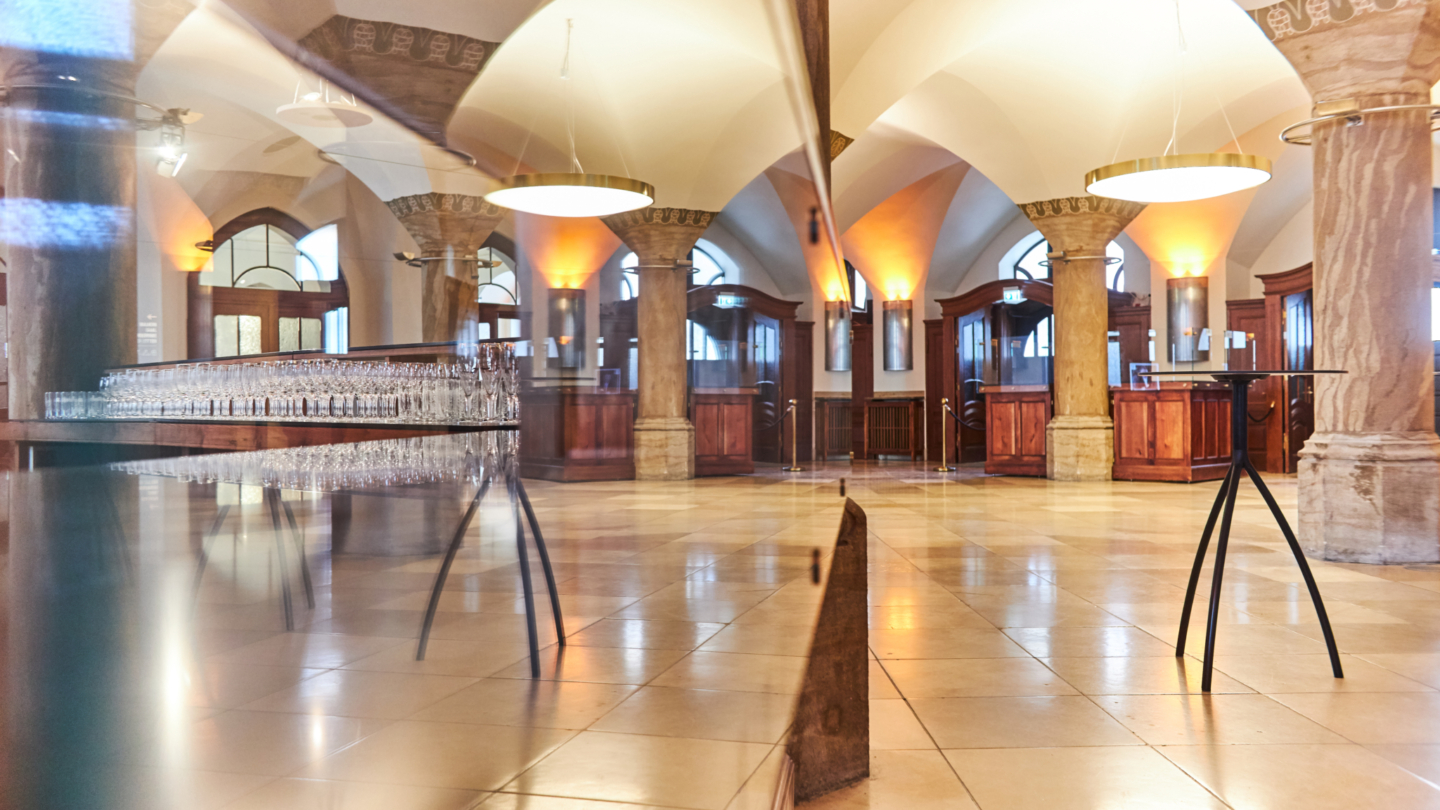 Stehtisch und Bar im Foyer des Volkshaus Jena