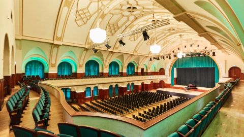 Location-Jena-Volkshaus-Rang Blick zur Bühne mit Flügel vom Rang des Großen Saals