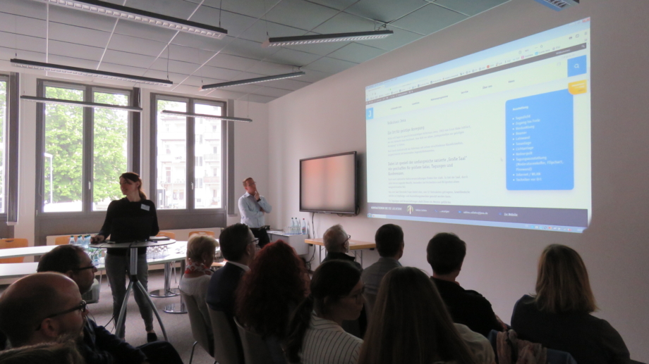 © JenaKultur, Foto: Lysann Büchner Mitarbeiterin präsentiert der Tagungsallianz die Tagungslocations auf dem neuen MICE-Portal © JenaKultur, Foto: Lysann Büchner