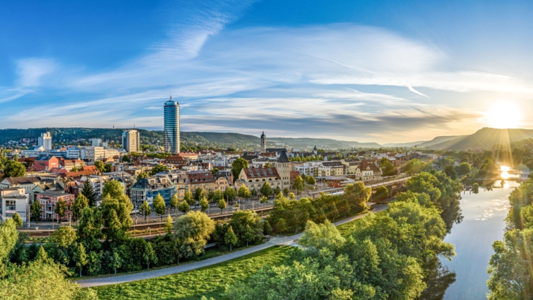 Panorama der Tagungsstadt Jena am Tag bei Sonnenschein