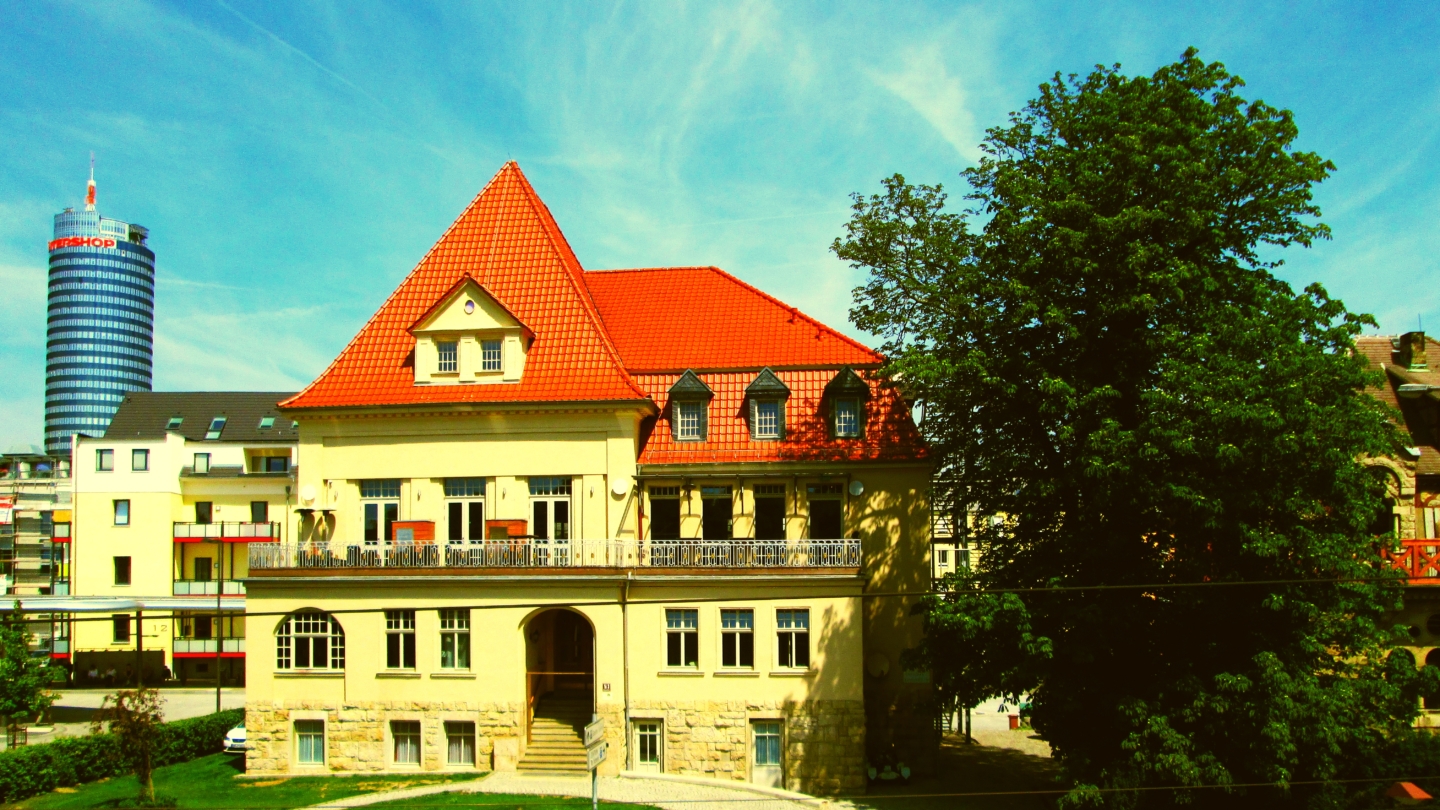 Sommerliche Ansicht der Villa am Paradies vom Bahnhof Jena-Paradies, © Arena Betriebsgesellschaft, Foto: Denny Gürth Zentral zwischen Busbahnhof und Bahnhof Jena-Paradies Sommerliche Ansicht der Villa am Paradies vom Bahnhof Jena-Paradies, © Arena Betriebsgesellschaft, Foto: Denny Gürth Zentral zwischen Busbahnhof und Bahnhof Jena-Paradies