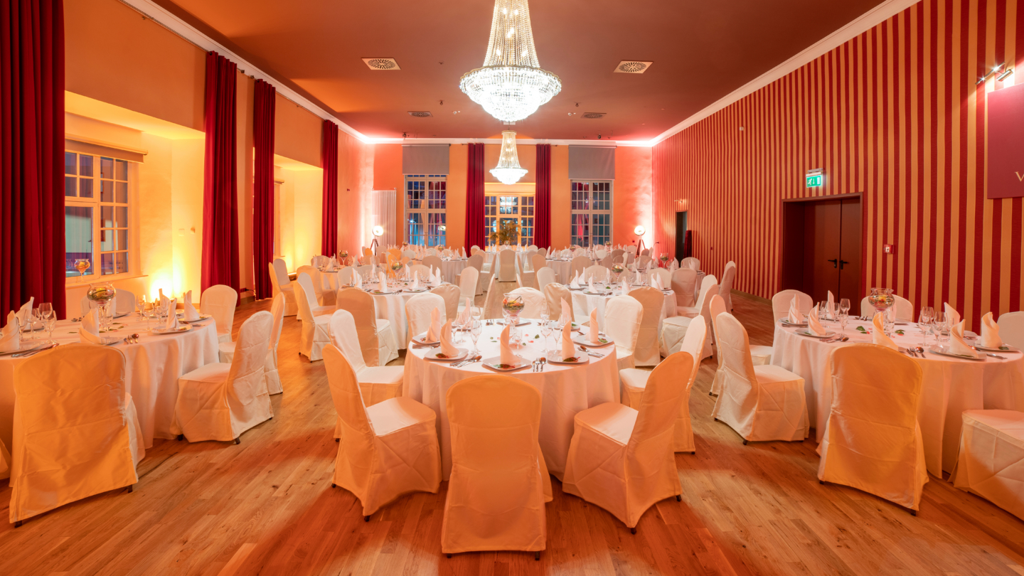 Villa am Paradies, Ballsaal © Arena Betriebsgesellschaft, Foto: Christoph Worsch Festlich geschmückter Ballsaal in Bankett-Einrichtung © Arena Betriebsgesellschaft, Foto: Christoph Worsch