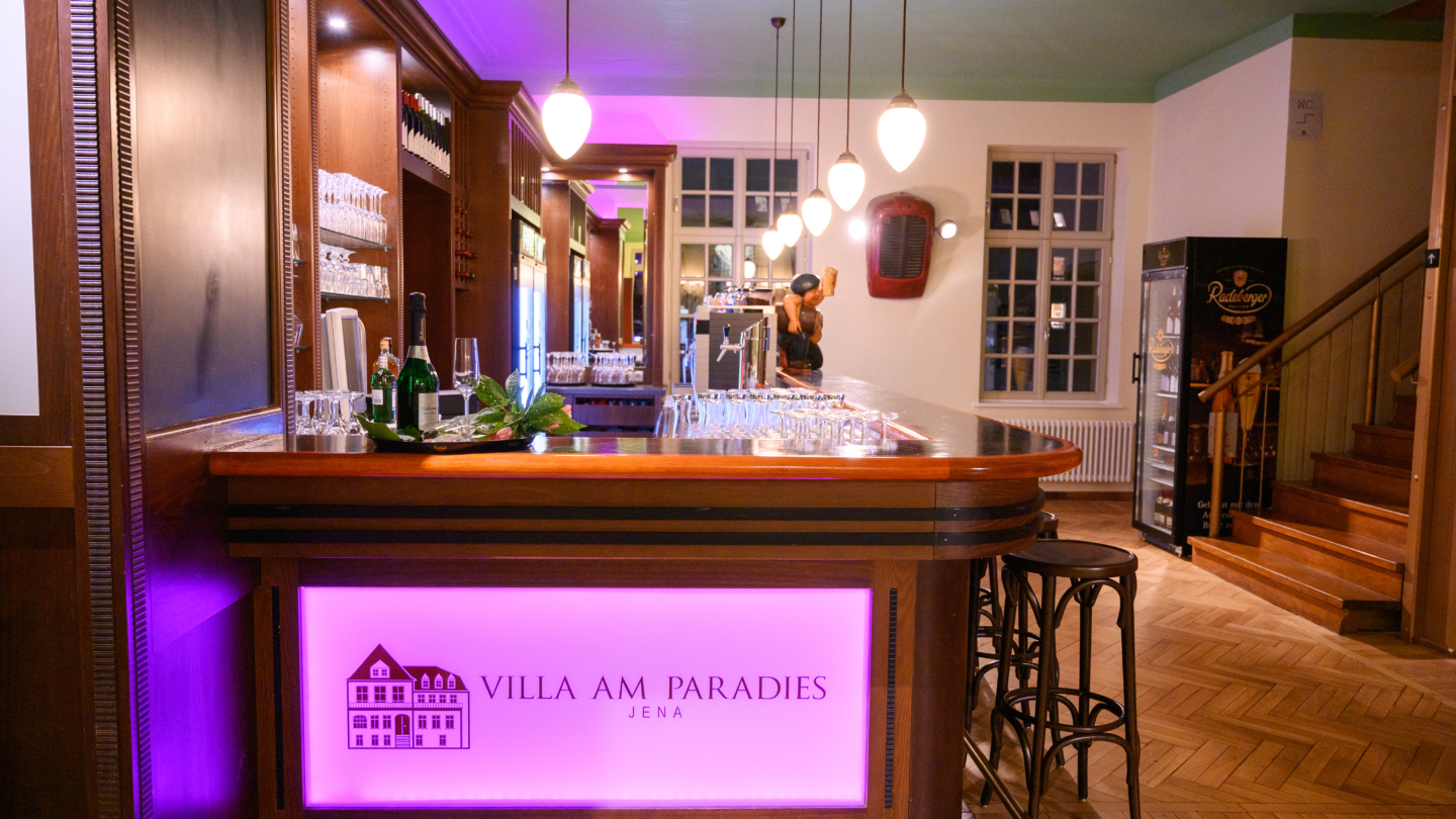 Villa am Paradies, Bar© Arena Betriebsgesellschaft, Foto: Christoph Worsch Bar der Villa am Paradies mit dunkelbrauner Holzvertäfelung sowie Treppenaufgang © Arena Betriebsgesellschaft, Foto: Christoph Worsch