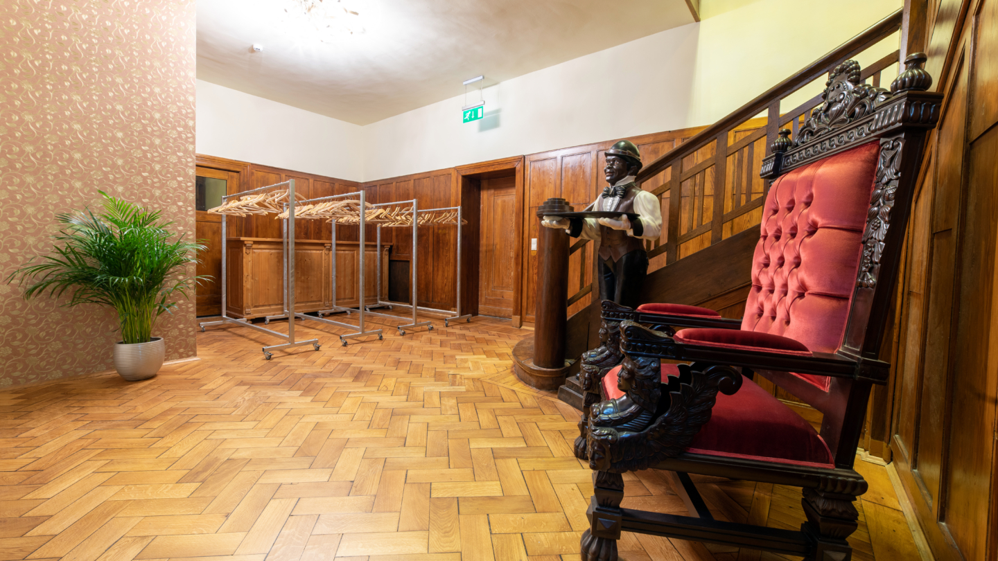 Villa am Paradies, Empfang © Arena Betriebsgesellschaft, Foto: Christoph Worsch Empfangsbereich der Villa am Paradies mit mobiler Garderobe und Treppenaufgang © Arena Betriebsgesellschaft, Foto: Christoph Worsch