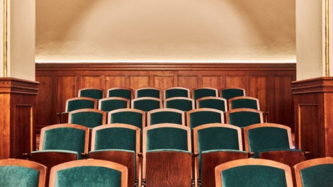 Volkshaus Jena – Reihenbestuhlung des Rangs im großen Saal © JenaKultur, Foto: Karoline Krampitz Volkshaus Jena - Reihenbestuhlung des Rangs © JenaKultur, Foto: Karoline Krampitz