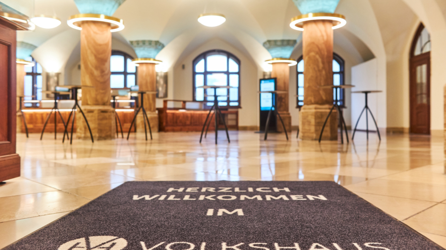 © JenaKultur_JBC, Foto: Karoline Krampitz Herzlich Willkommen - Eingangsbereich im Volkshaus Jena