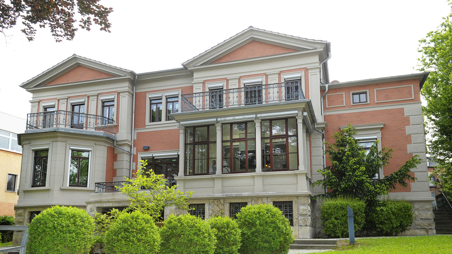 Außenansicht der SCHOTT Villa Jena mit frühlingshaftem Garten©SCHOTT AG, Foto: Jürgen Scheere