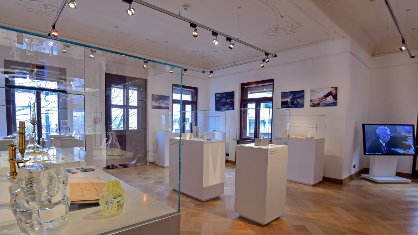 Der Ausstellungsraum in der SCHOTT Villa Jena zeigt moderne Exponate©SCHOTT AG, Foto: Jürgen Scheere