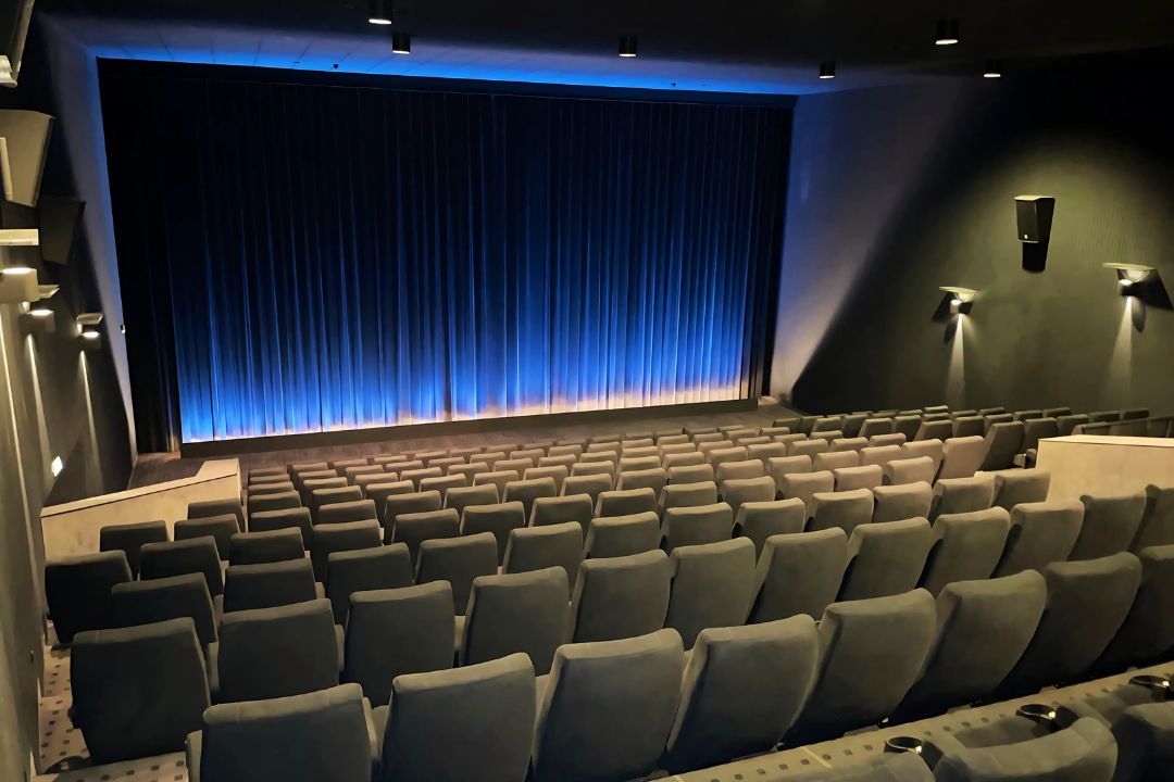 Blau angestrahlter Vorhang im Kino 4 im Cinestar Jena