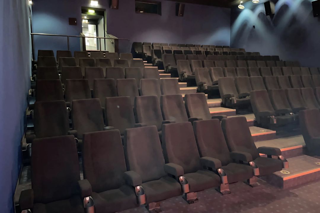 Sitzreiehen im Saal 8 des Kinos Cinestar Jena
