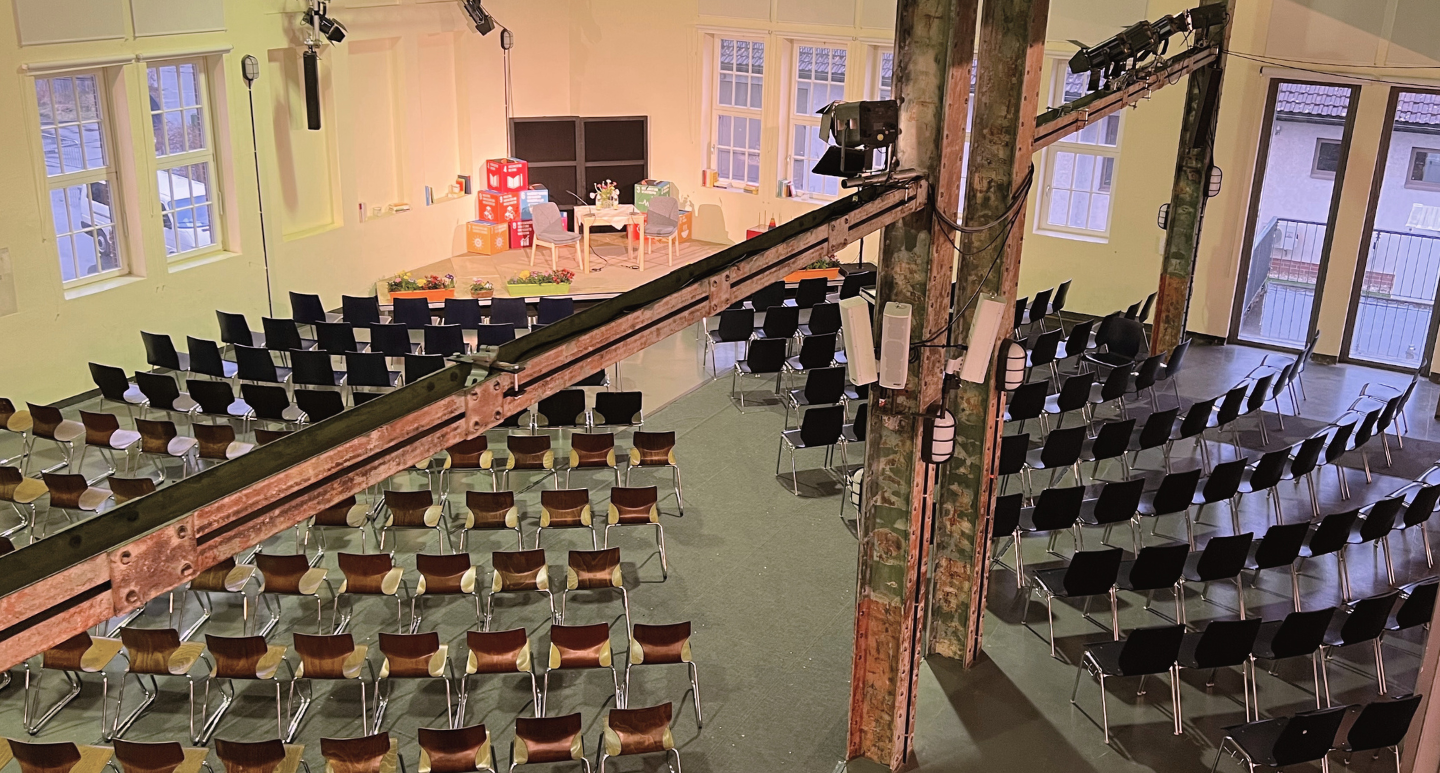 Jena_Location_Imaginata_Spielhalle©2024_Imaginata_Lisa Jelitte-Wolf Reihenbestuhlung in der Spielhalle der Imaginata Jena mit kleiner Eckbühne
