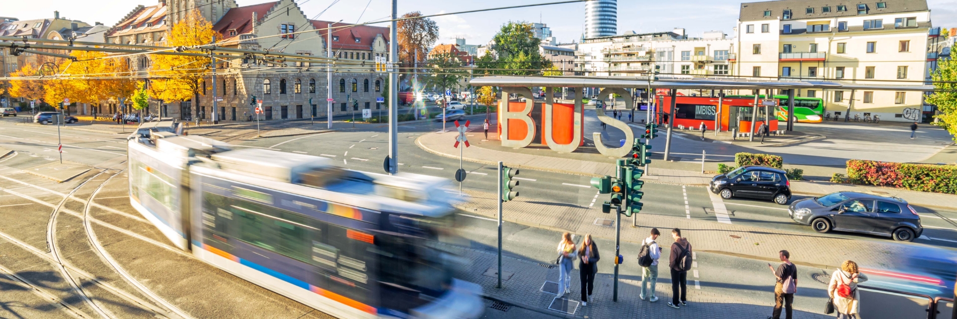 Blick vom Bahnhof Jena-Paradies zum Busbahnhof mit einer Straßenbahn des Jenaer Nahverkehrs