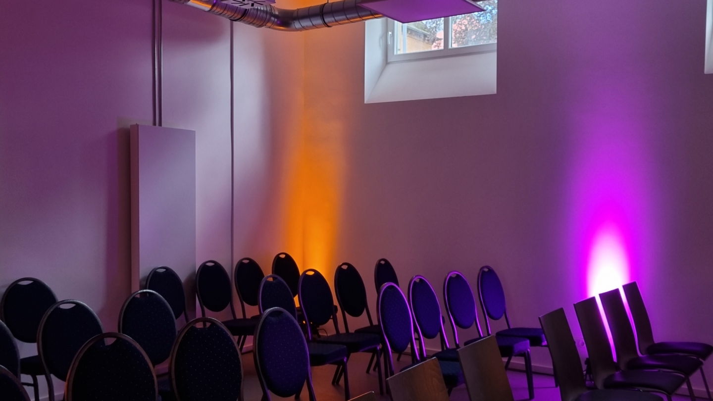 Raum I in der oberen Ebene des JEDI Jena mit besonderer Lichtstimmung ©JenaDigital_Foto Viktoriya Demchyk